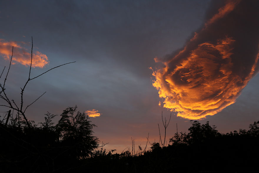unusual-cloud-formation-fist-hand-of-god-portugal-1